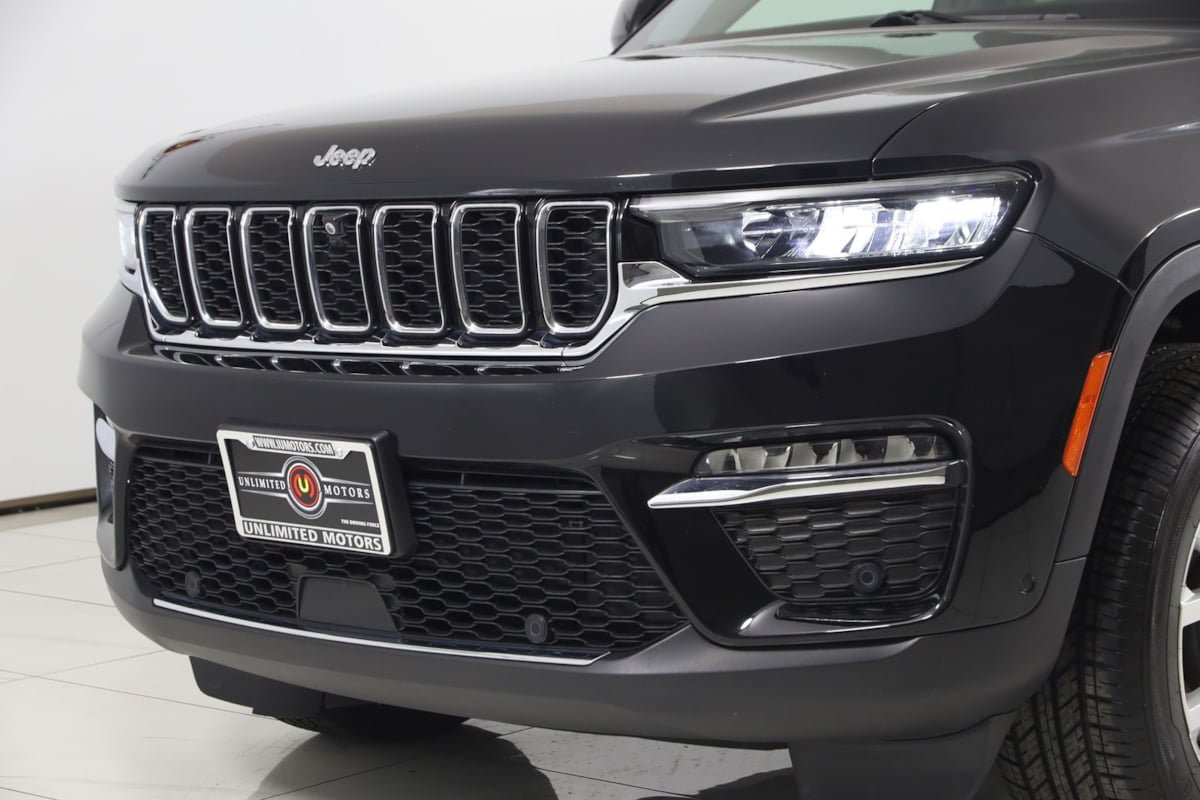 Used 2023 Jeep Grand Cherokee Limited w/ Luxury Tech Group II AWD/4WD image 52