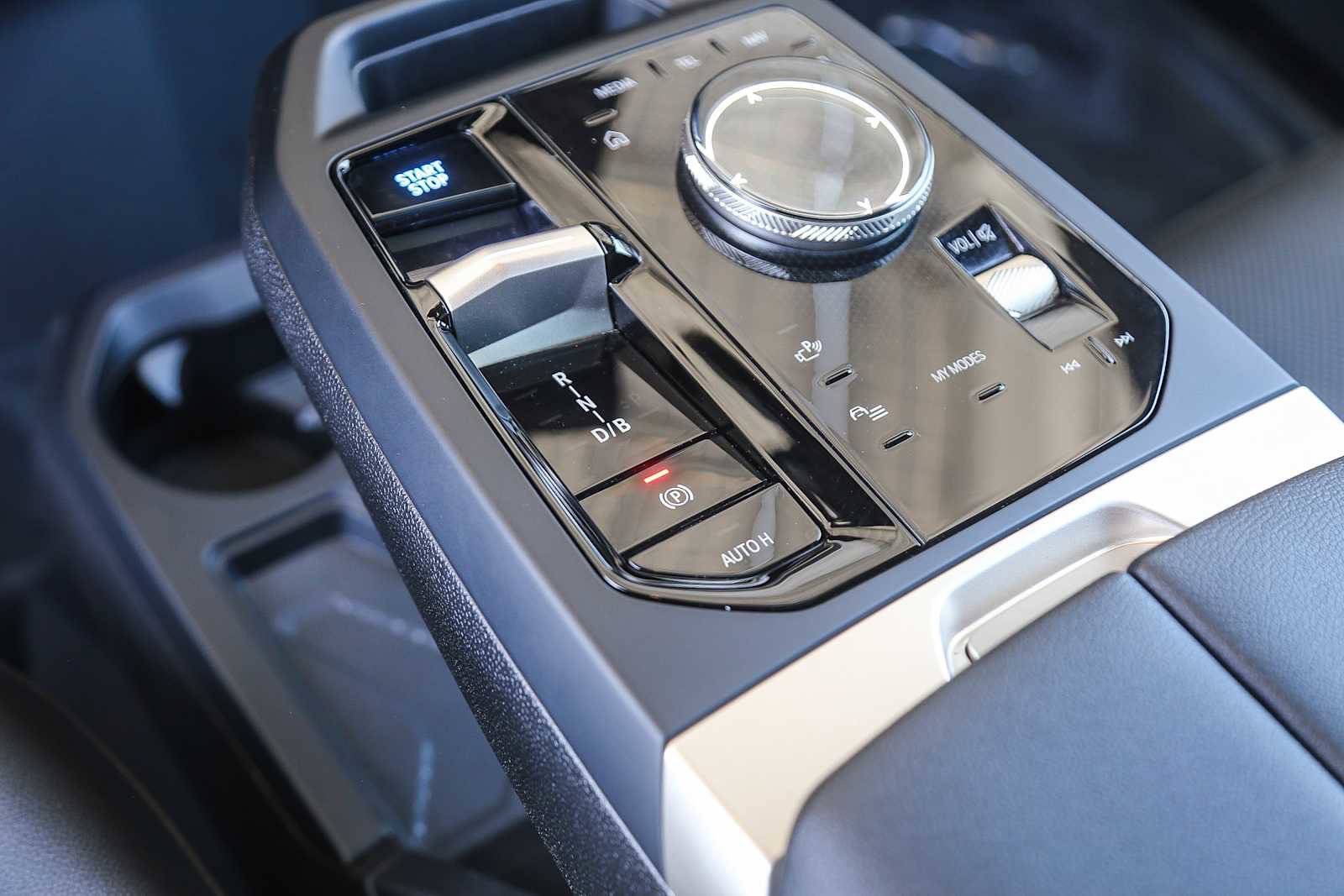 Used 2025 BMW iX xDrive50 image 17