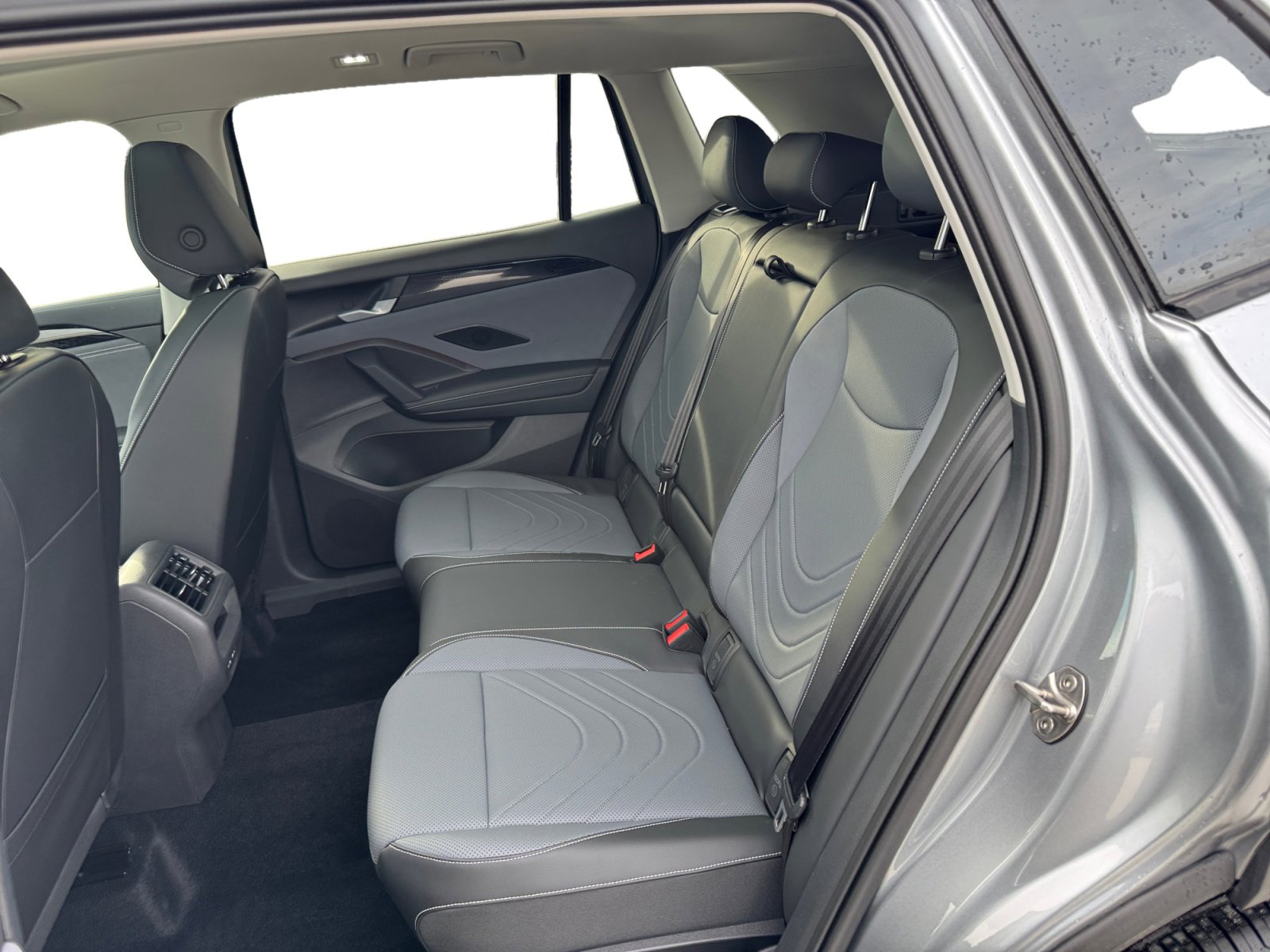 New 2025 Volkswagen Tiguan SE image 5