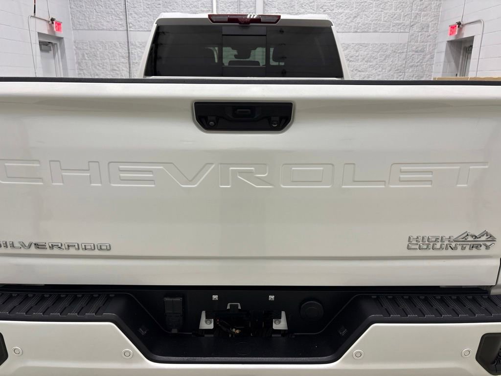 Used 2024 Chevrolet Silverado 2500 High Country w/ High Country Premium Package AWD/4WD image 5