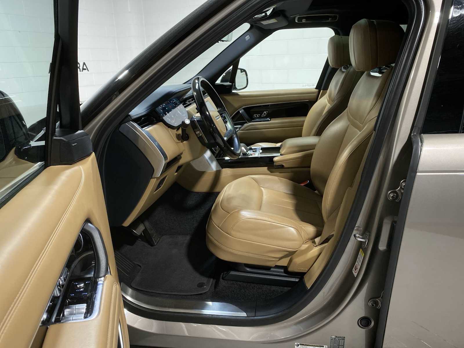 Used 2023 Land Rover Range Rover SE AWD/4WD image 2