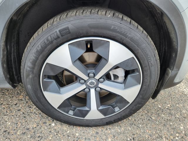 Certified 2025 Volvo XC40 B5 Plus AWD/4WD image 21