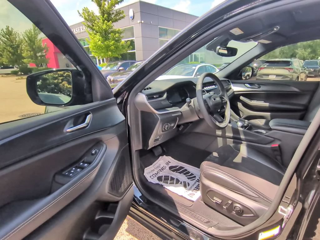 Used 2024 Jeep Grand Cherokee L Altitude AWD/4WD image 29