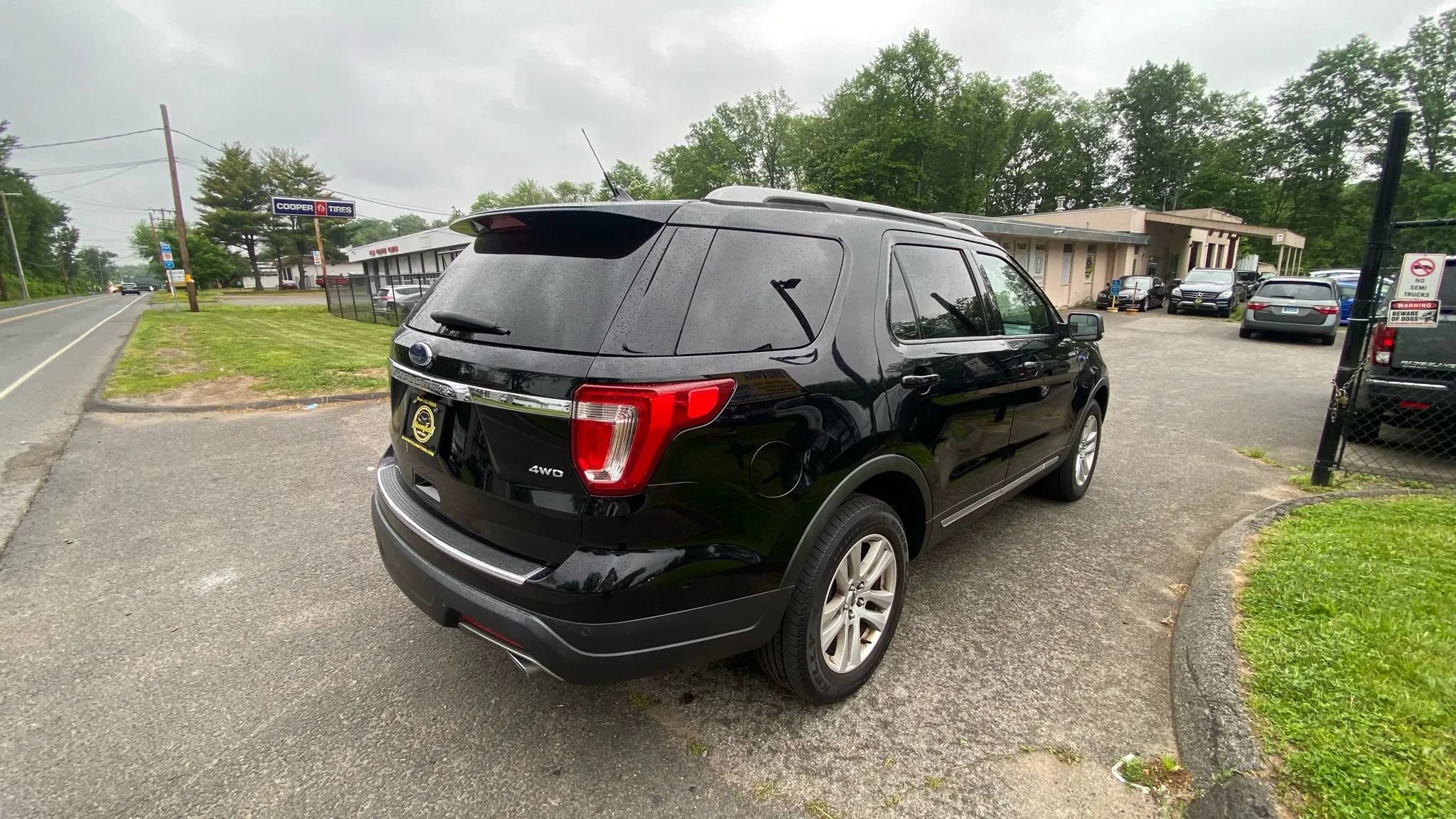 Used 2018 Ford Explorer XLT w/ Equipment Group 202A AWD/4WD image 5
