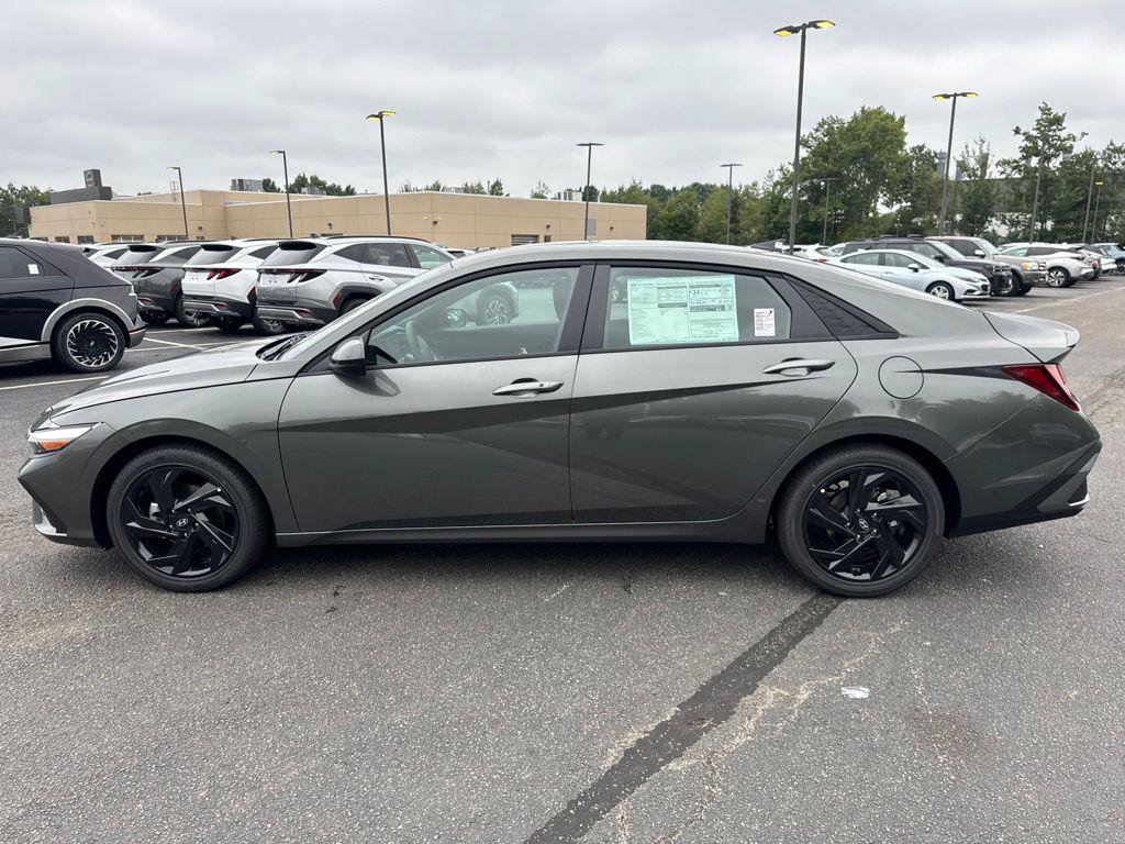 New 2026 Hyundai Elantra SEL Sport FWD image 3