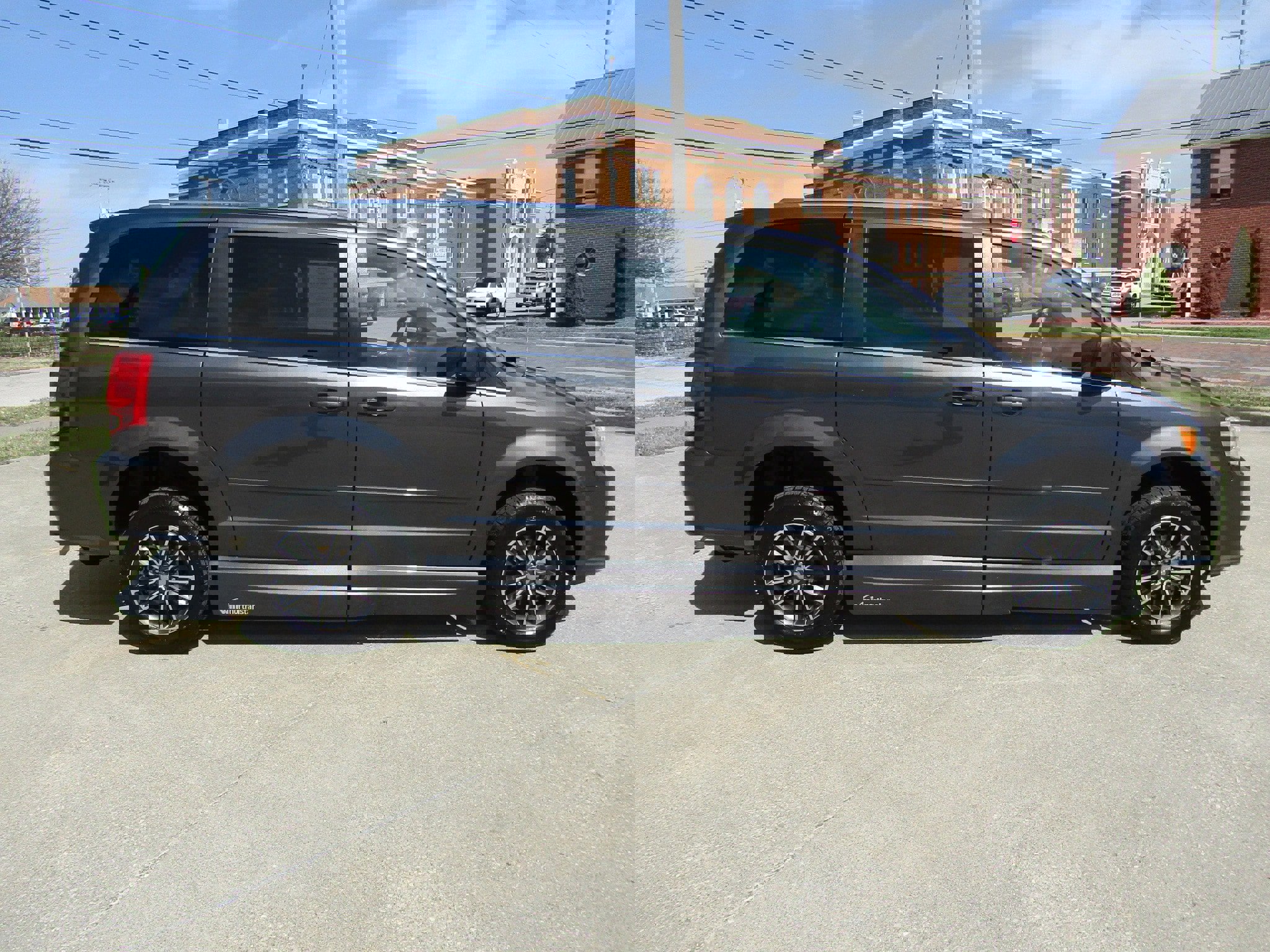 Used 2017 Dodge Grand Caravan SXT image 2