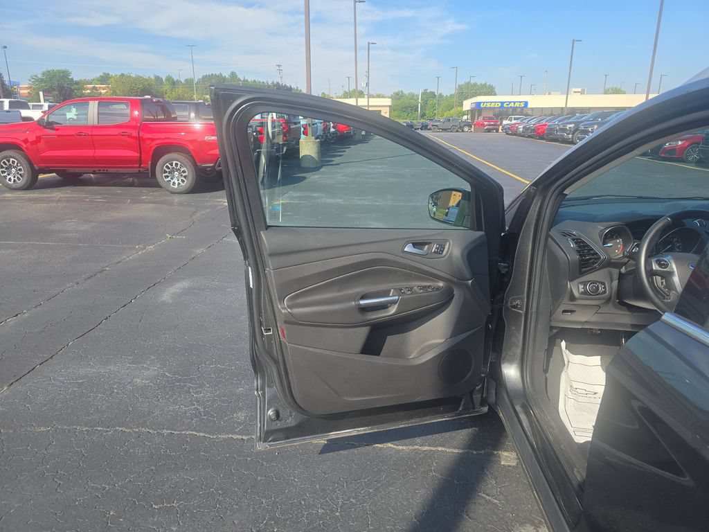 Used 2016 Ford Escape Titanium w/ Equipment Group 301A AWD/4WD image 17