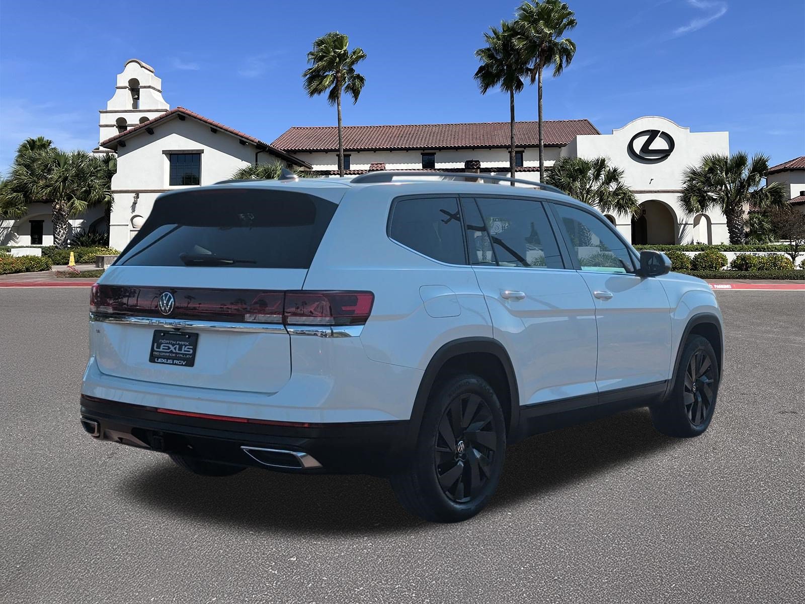 Used 2024 Volkswagen Atlas SE FWD image 2