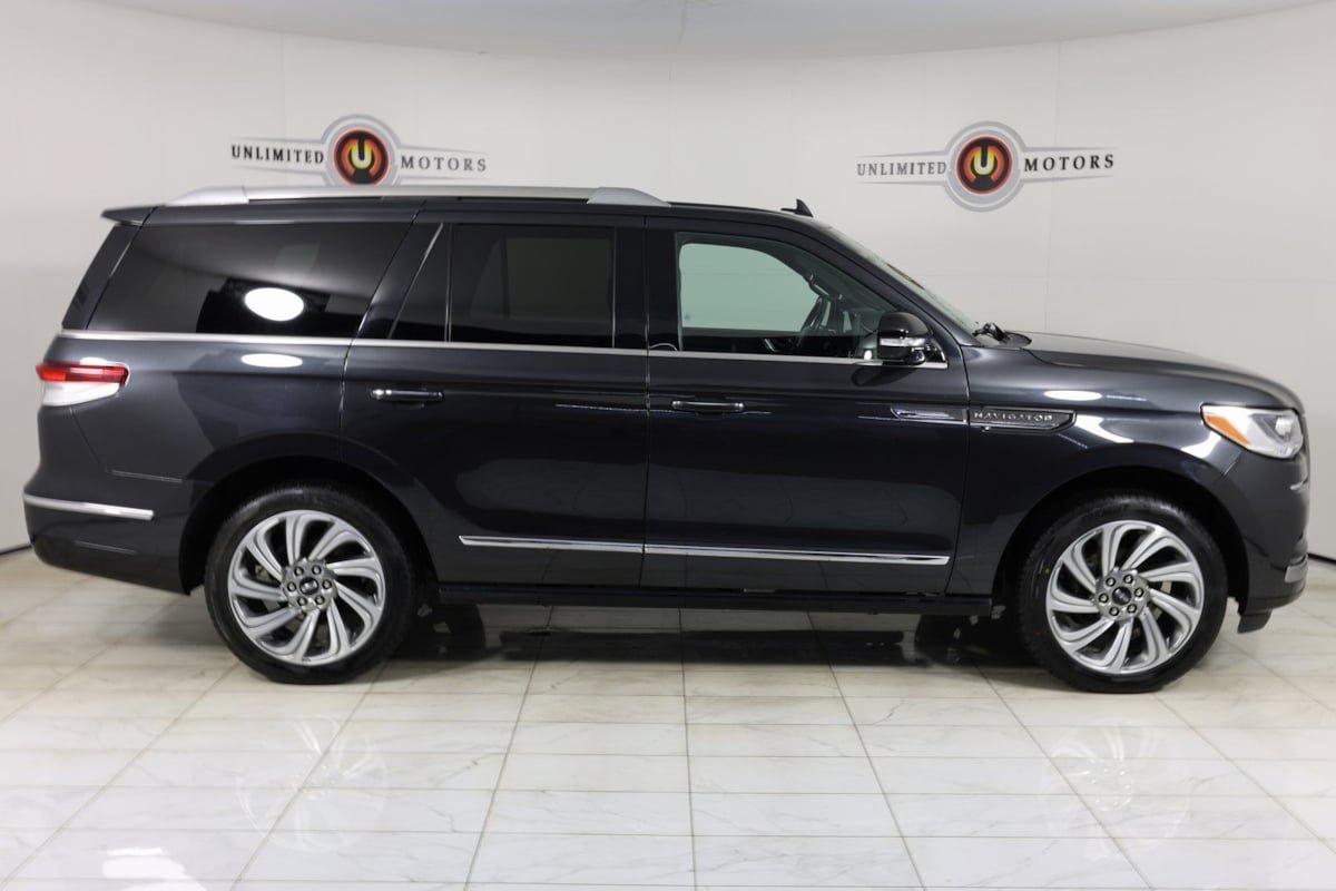 Used 2023 Lincoln Navigator Reserve AWD/4WD image 2