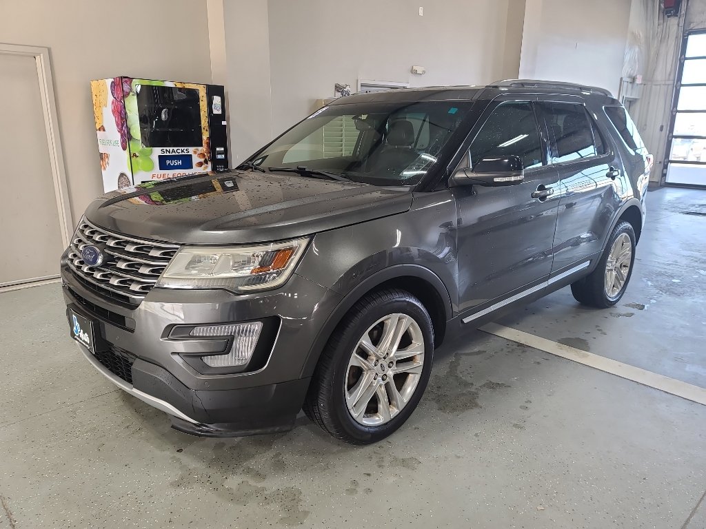Used 2016 Ford Explorer XLT w/ Equipment Group 202A image 2
