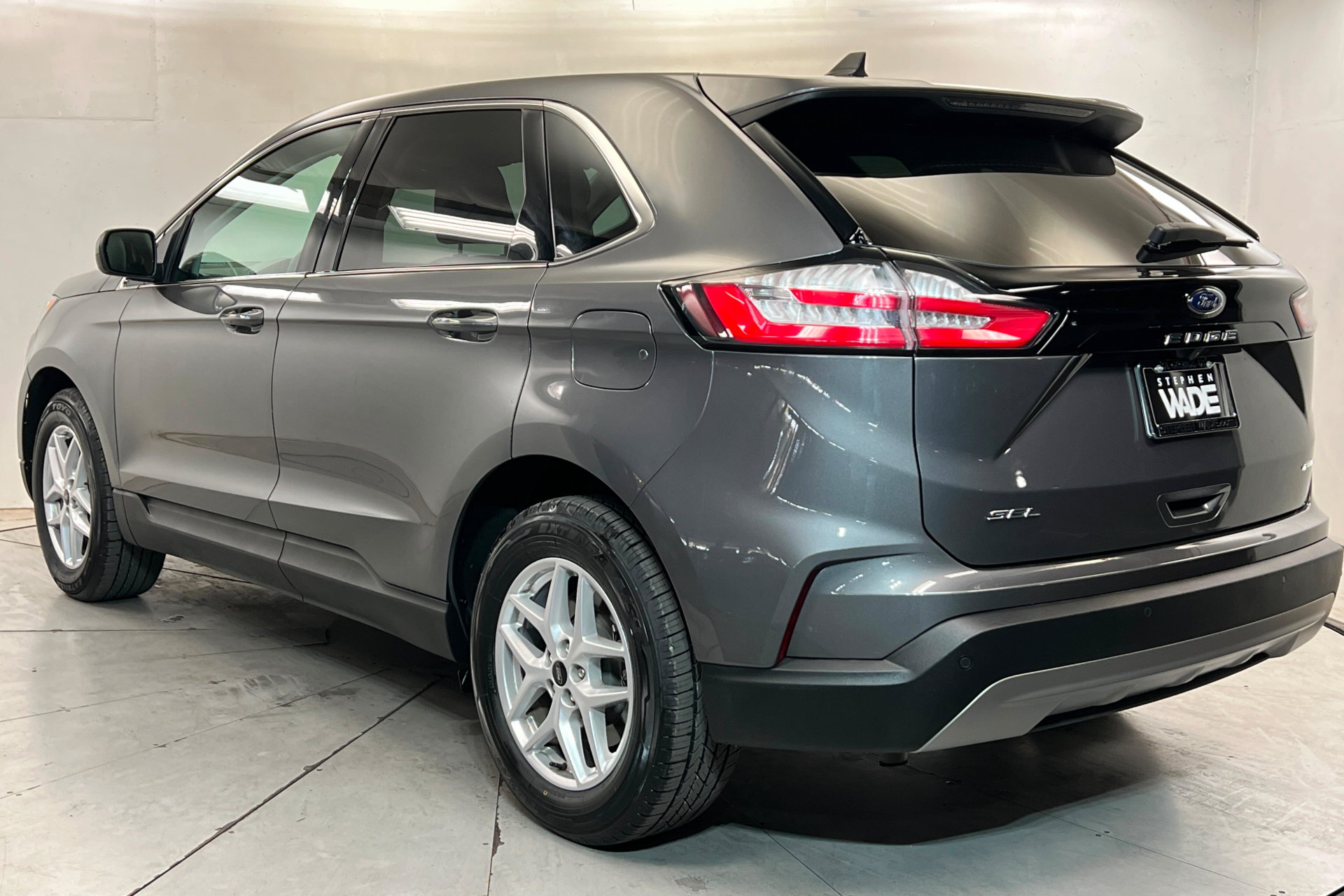 Used 2024 Ford Edge SEL w/ Convenience Package AWD/4WD image 3