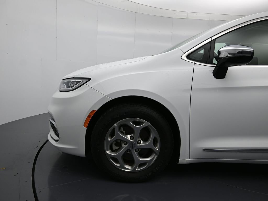 Used 2023 Chrysler Pacifica Limited image 10