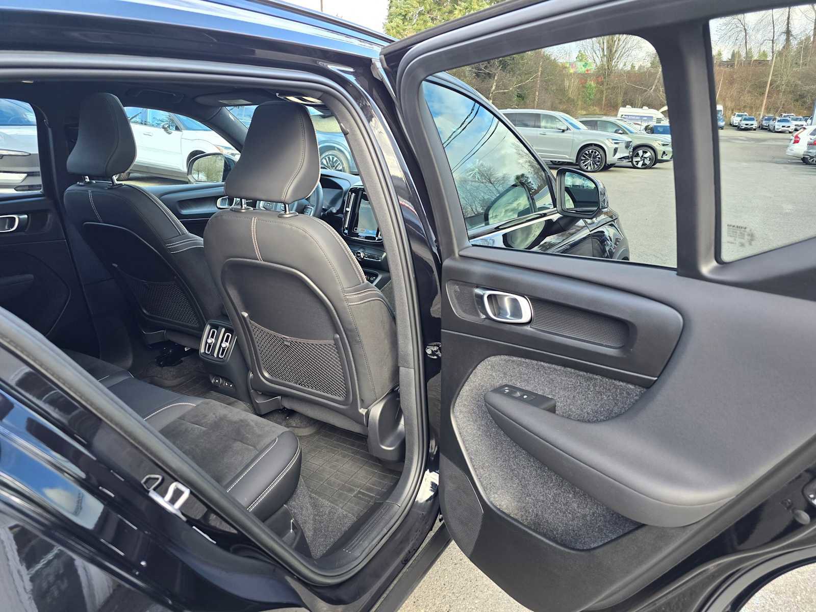 Used 2023 Volvo XC40 Recharge Ultimate w/ Protection Package Premier image 13