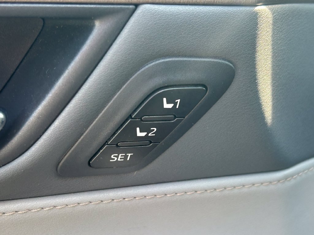 Used 2021 Toyota Venza Limited AWD/4WD image 24