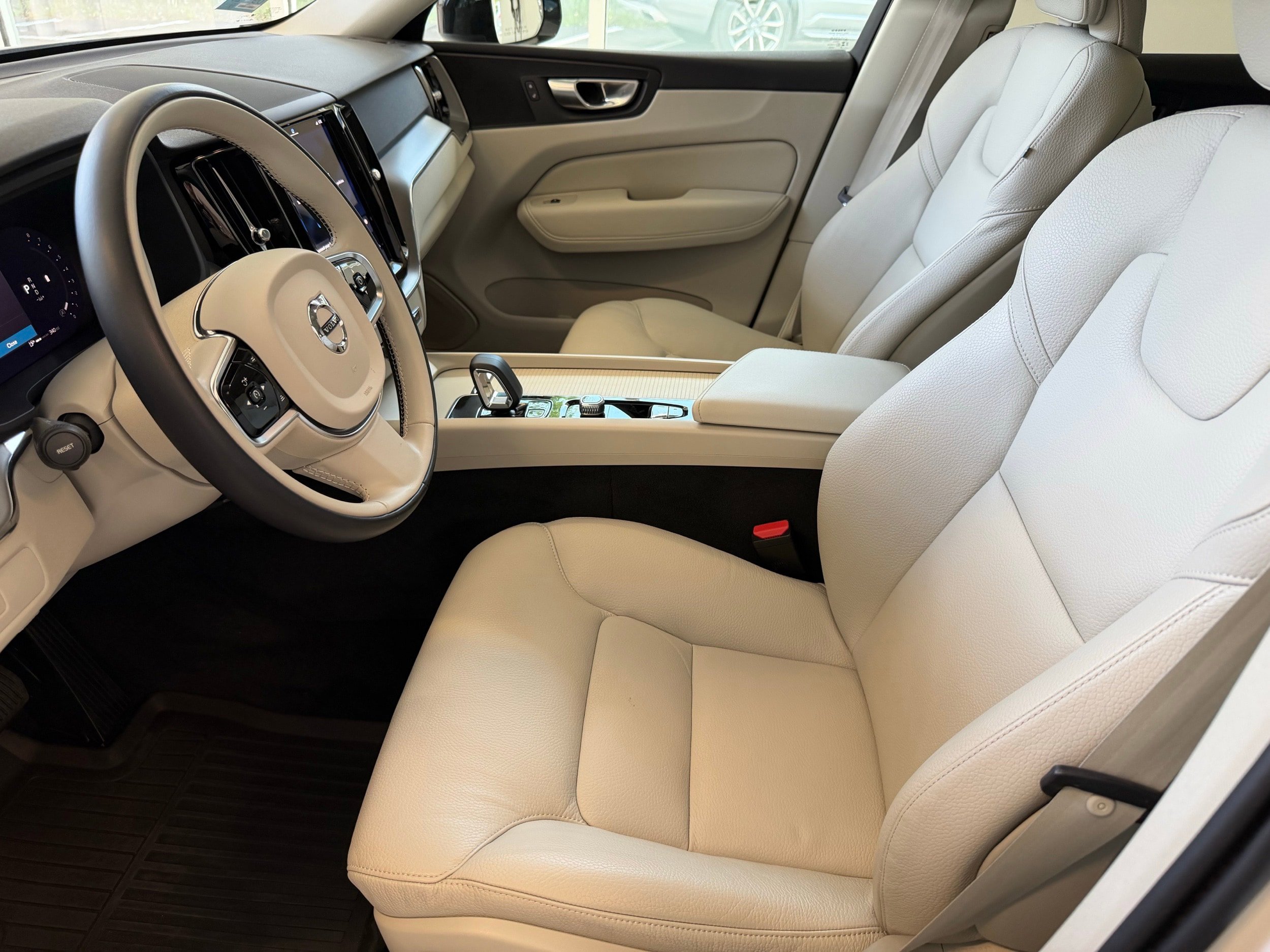 Used 2024 Volvo XC60 B5 Core AWD/4WD image 13