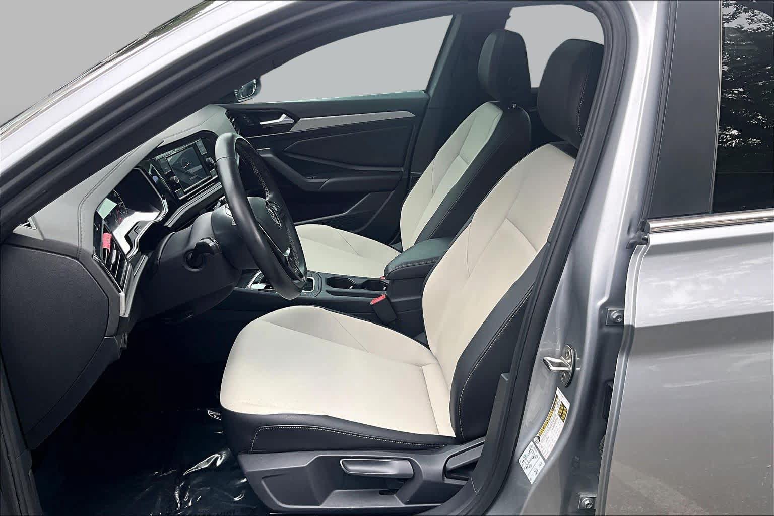 Used 2019 Volkswagen Jetta R-Line w/ R-Line Cold Weather Package FWD image 9