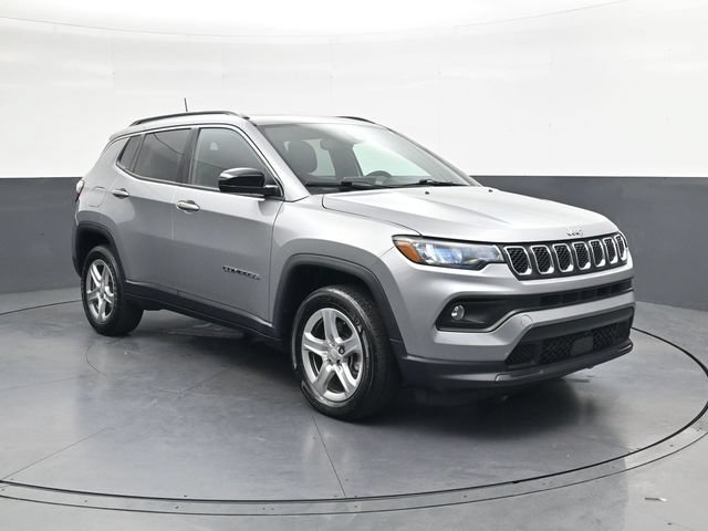 Used 2023 Jeep Compass Latitude w/ Sun and Sound Group AWD/4WD image 2