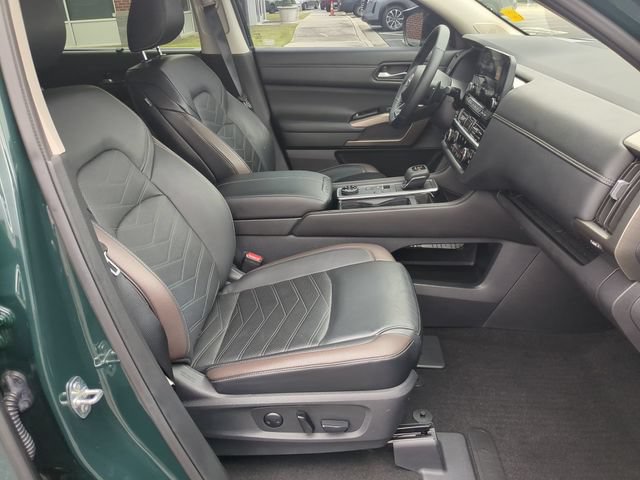 Used 2024 Nissan Pathfinder Platinum w/ Black Appearance Package AWD/4WD image 38