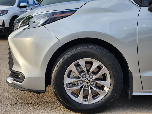 Used 2025 Toyota Sienna XLE image 6