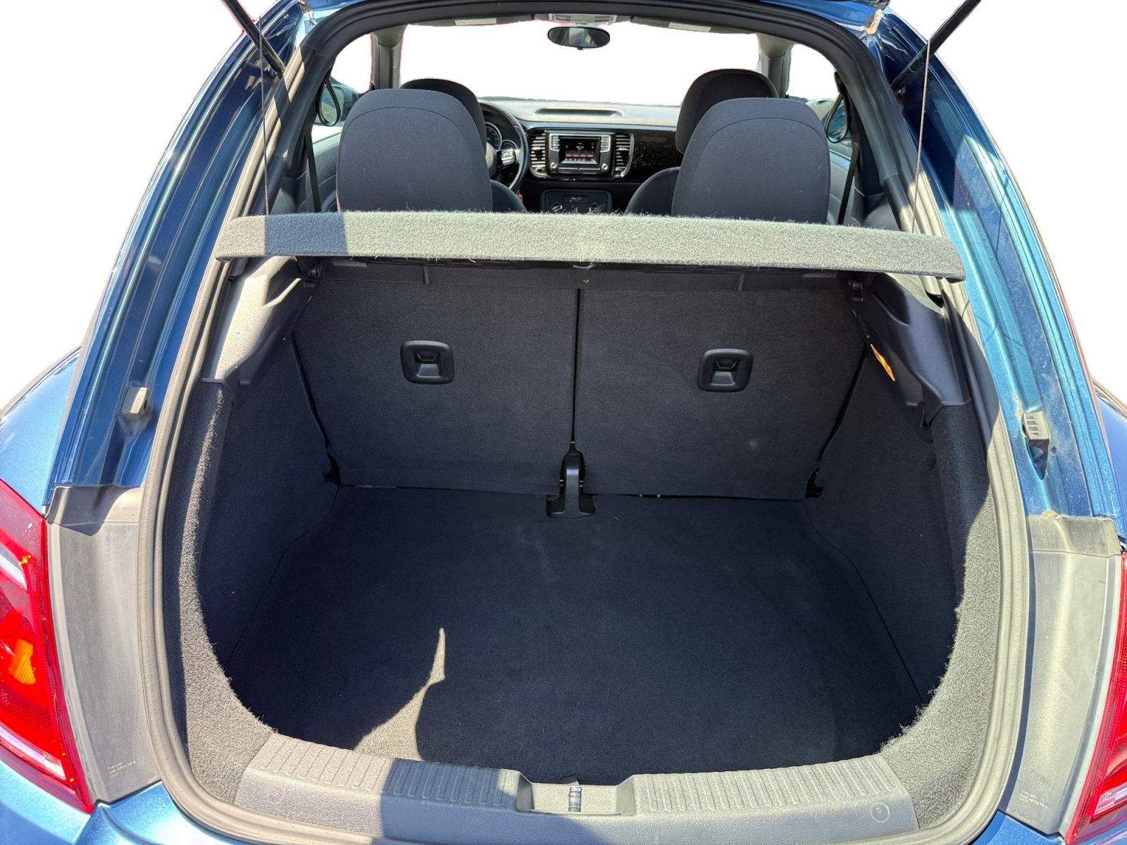 Used 2018 Volkswagen Beetle 2.0T Coast FWD image 17