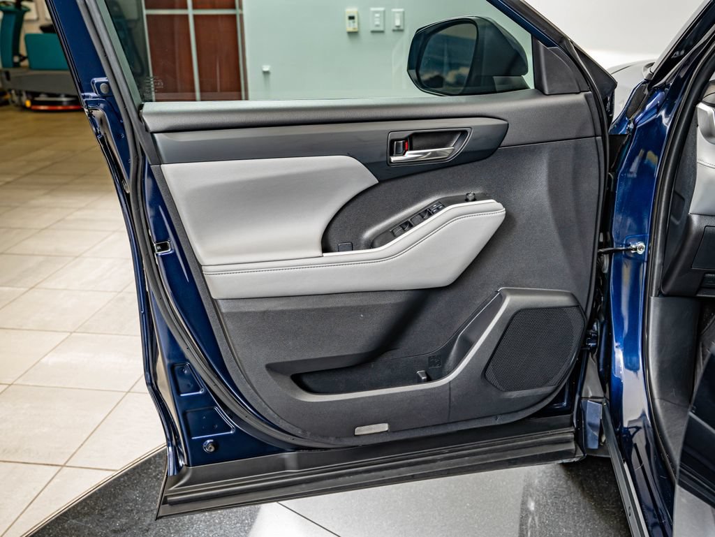 Used 2021 Toyota Highlander XLE AWD/4WD image 19