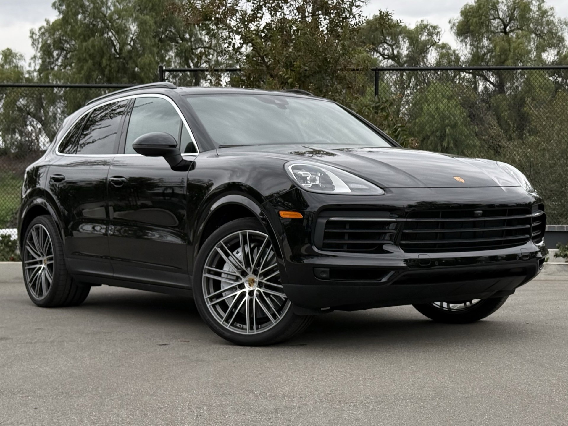 Certified 2022 Porsche Cayenne Platinum Edition image 9