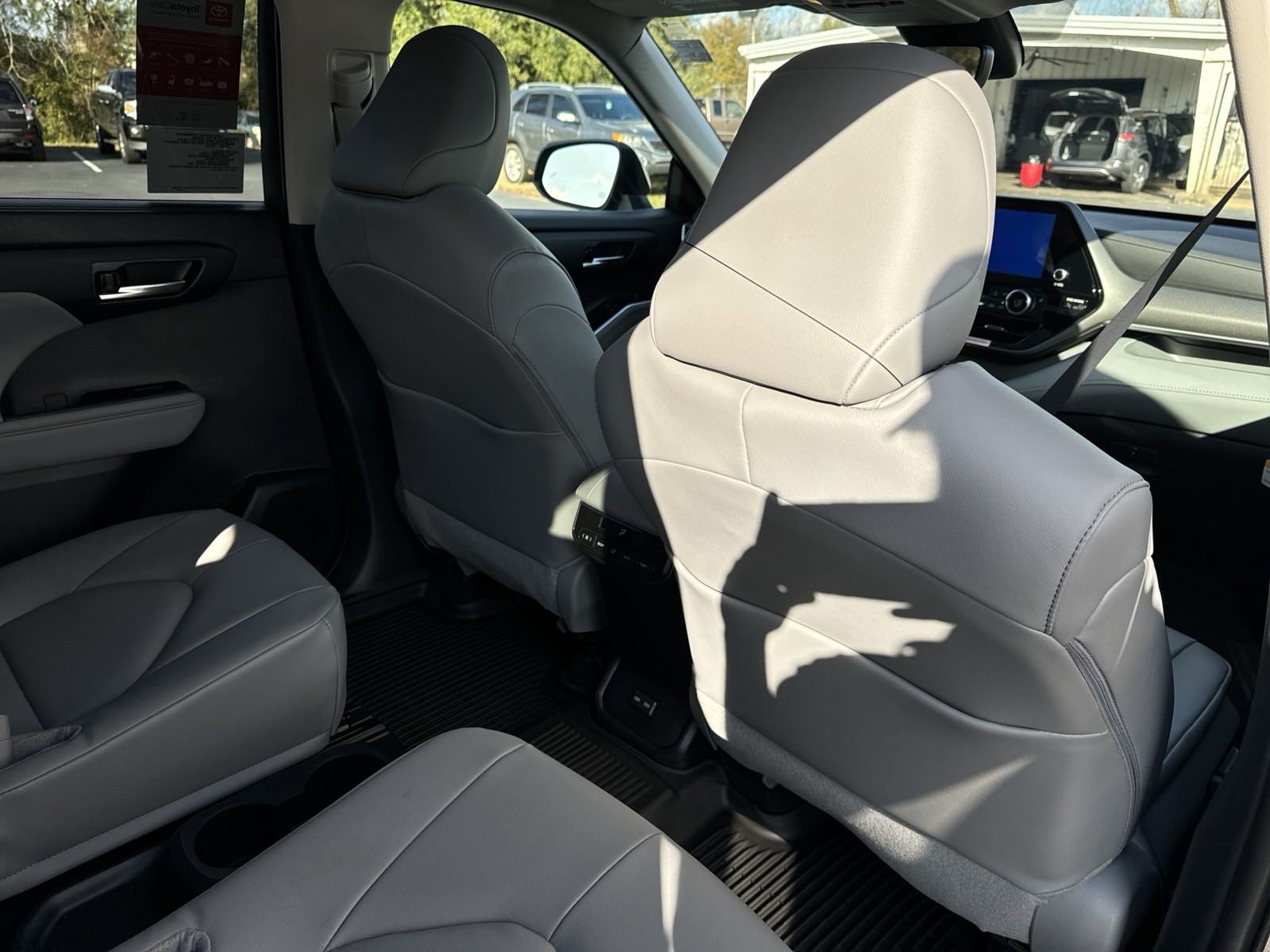 New 2025 Toyota Highlander XLE FWD image 32