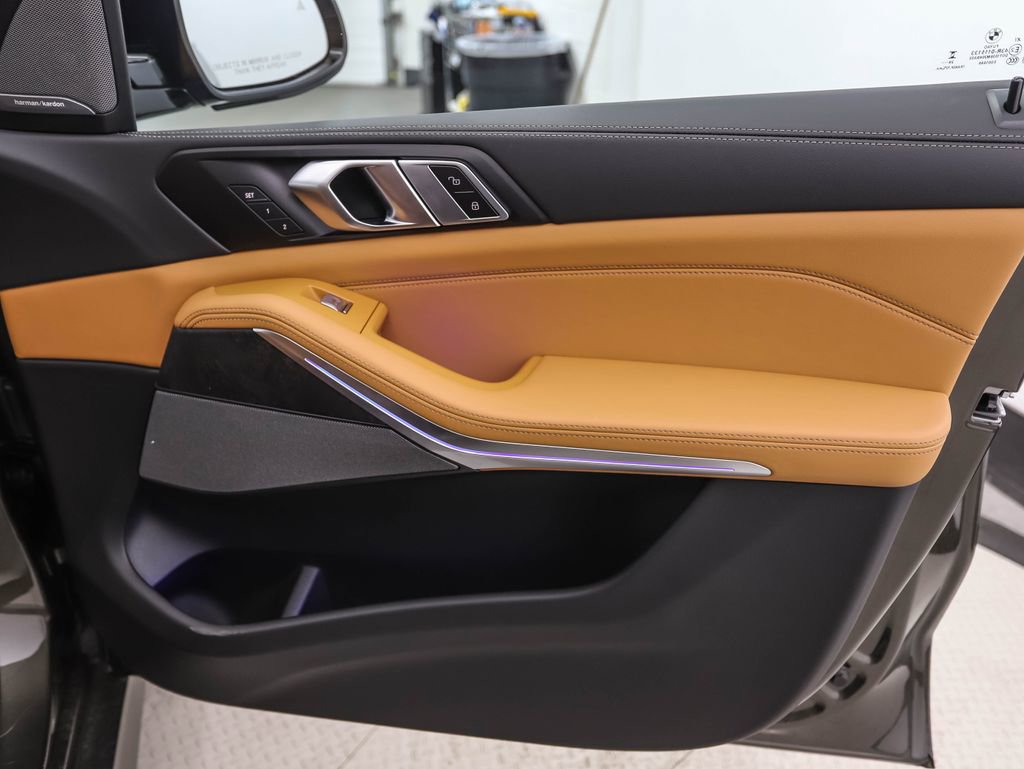 Used 2025 BMW X7 xDrive40i w/ M Sport Package image 29