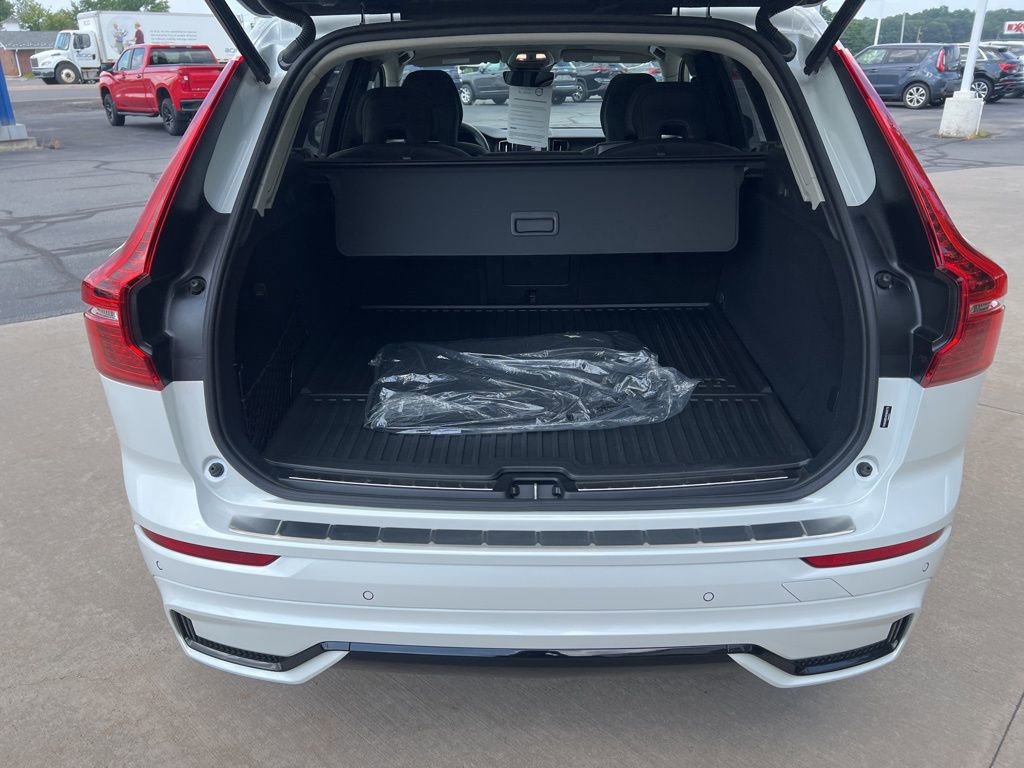 Certified 2025 Volvo XC60 T8 Plus w/ Protection Package Premier image 29