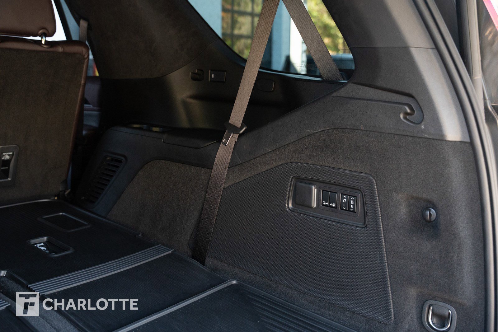 Used 2023 Cadillac Escalade V w/ LPO, ONYX Package image 37