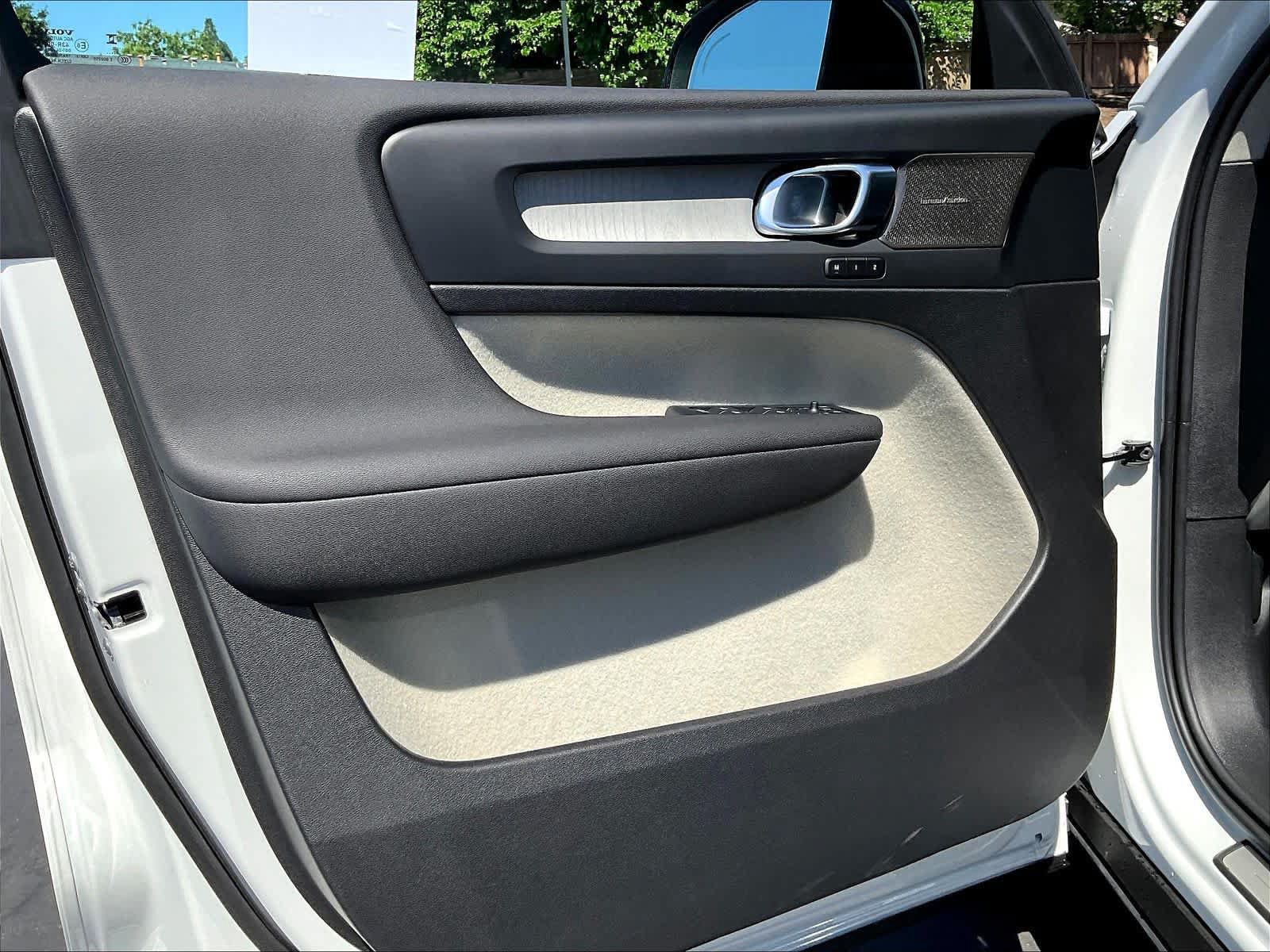 New 2026 Volvo XC40 B5 Ultra w/ Climate Package AWD/4WD image 24