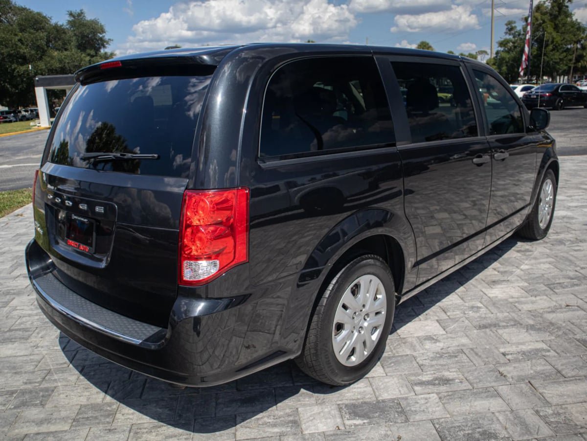 Used 2019 Dodge Grand Caravan SE w/ UConnect Hands-Free Group FWD image 9