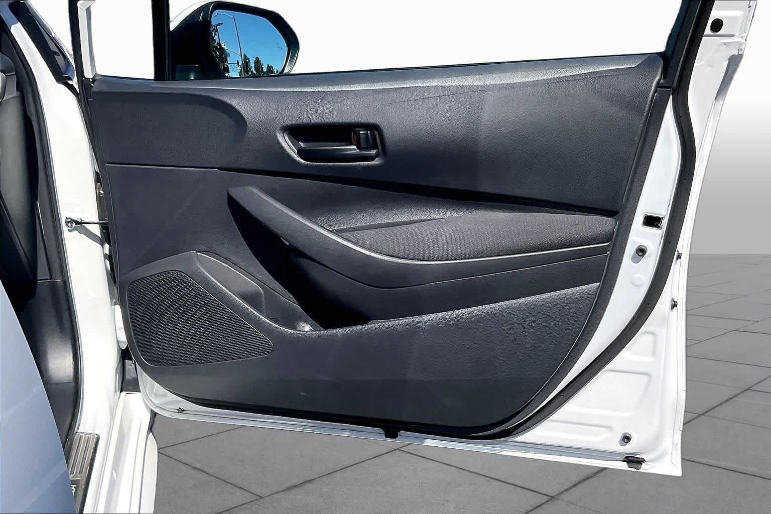 Used 2025 Toyota Corolla LE w/ LE Premium Package FWD image 21