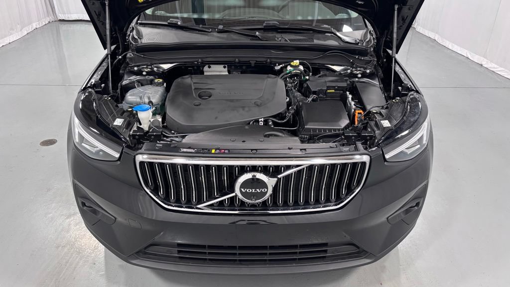 Certified 2025 Volvo XC40 B5 Plus AWD/4WD image 29