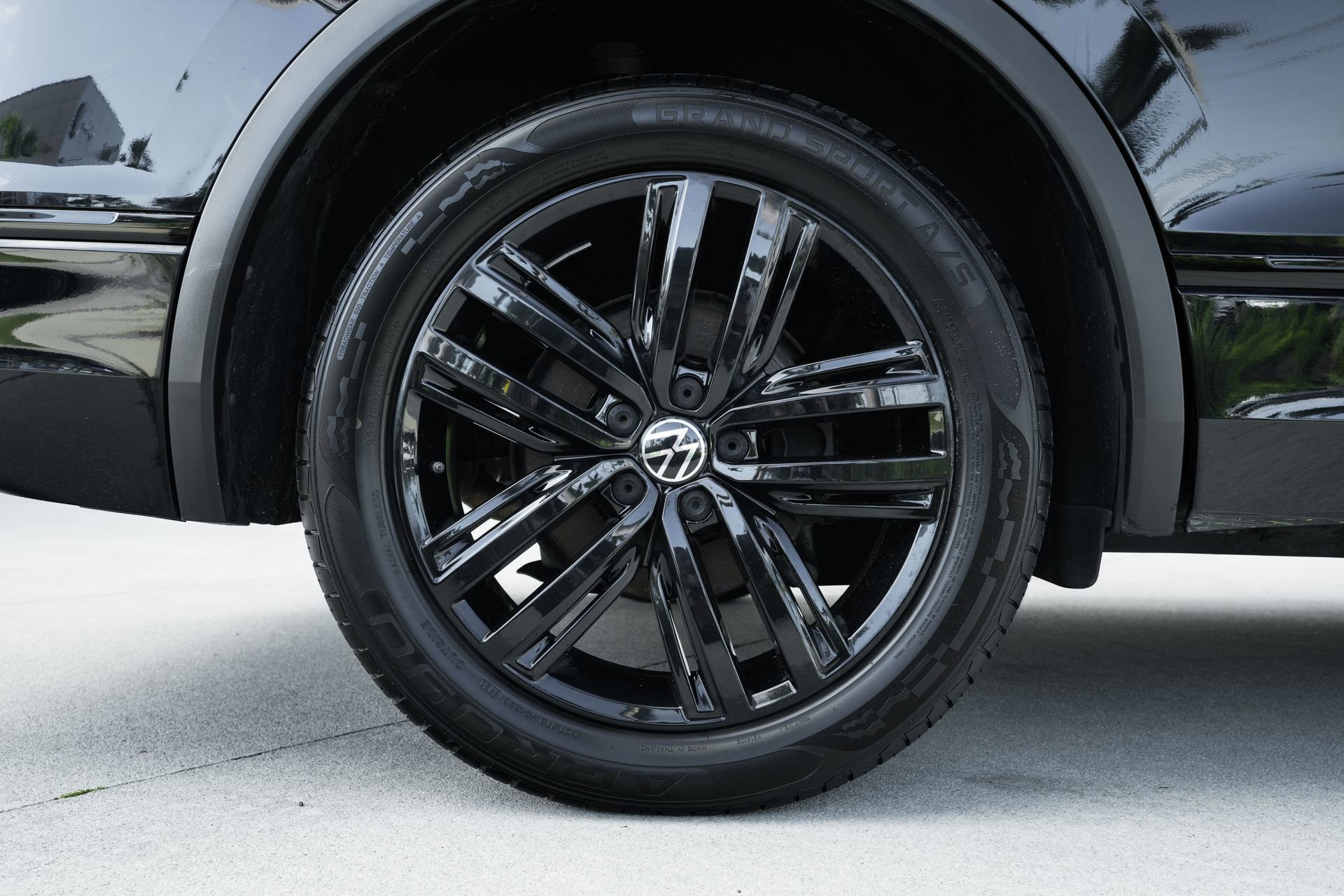 Used 2022 Volkswagen Tiguan SE R-Line image 27