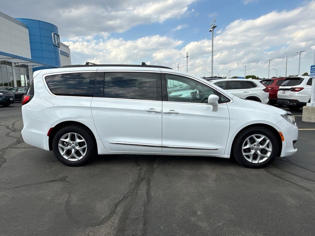 Used 2017 Chrysler Pacifica Touring-L w/ Tire & Wheel Group FWD image 12