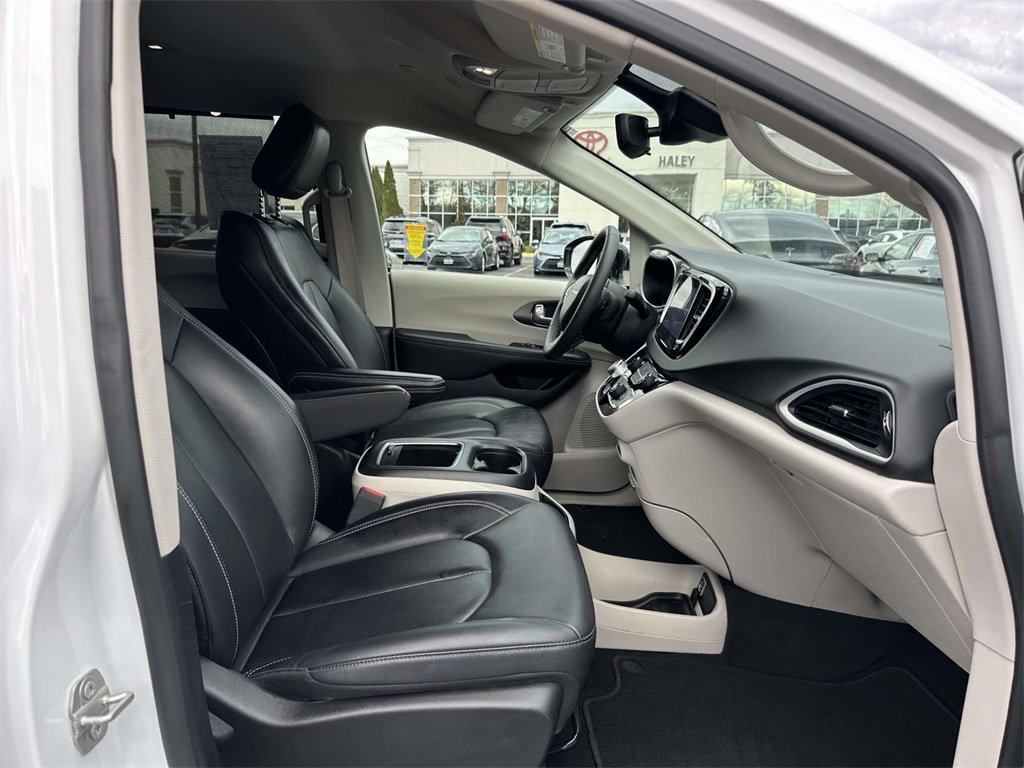 Used 2024 Chrysler Pacifica Touring-L image 12