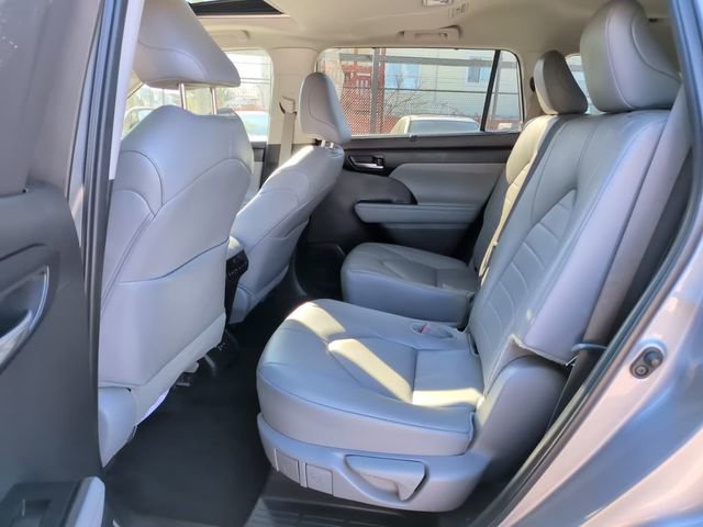 Used 2024 Toyota Highlander XLE FWD image 10