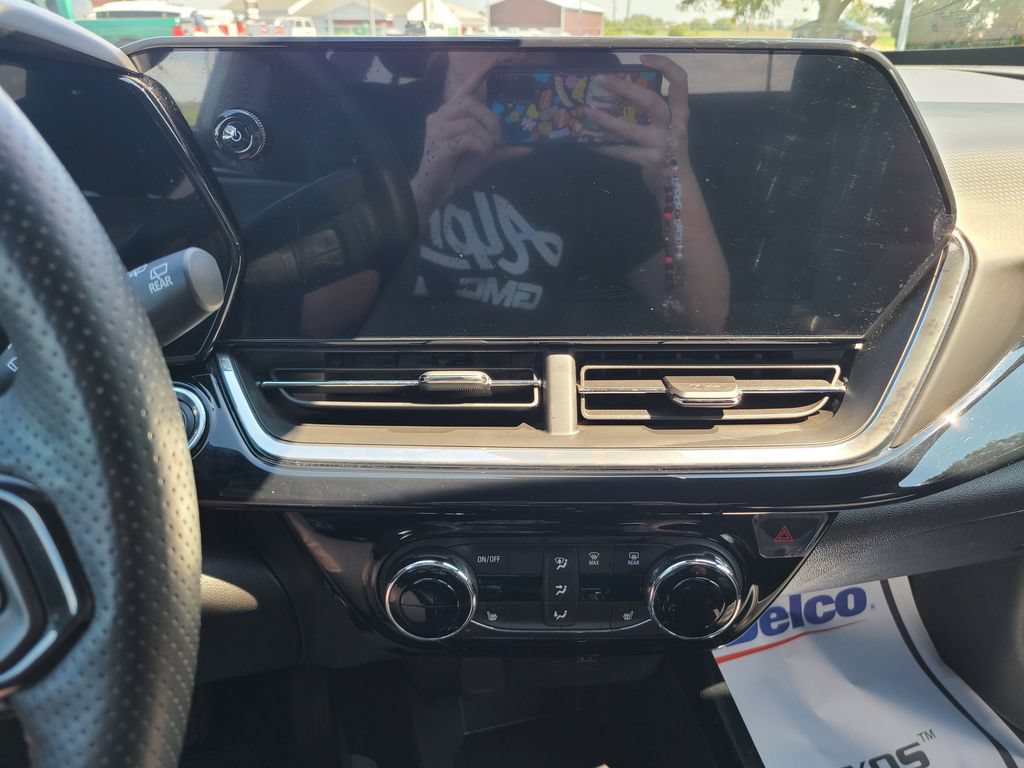 Used 2025 Chevrolet Trax RS FWD image 25