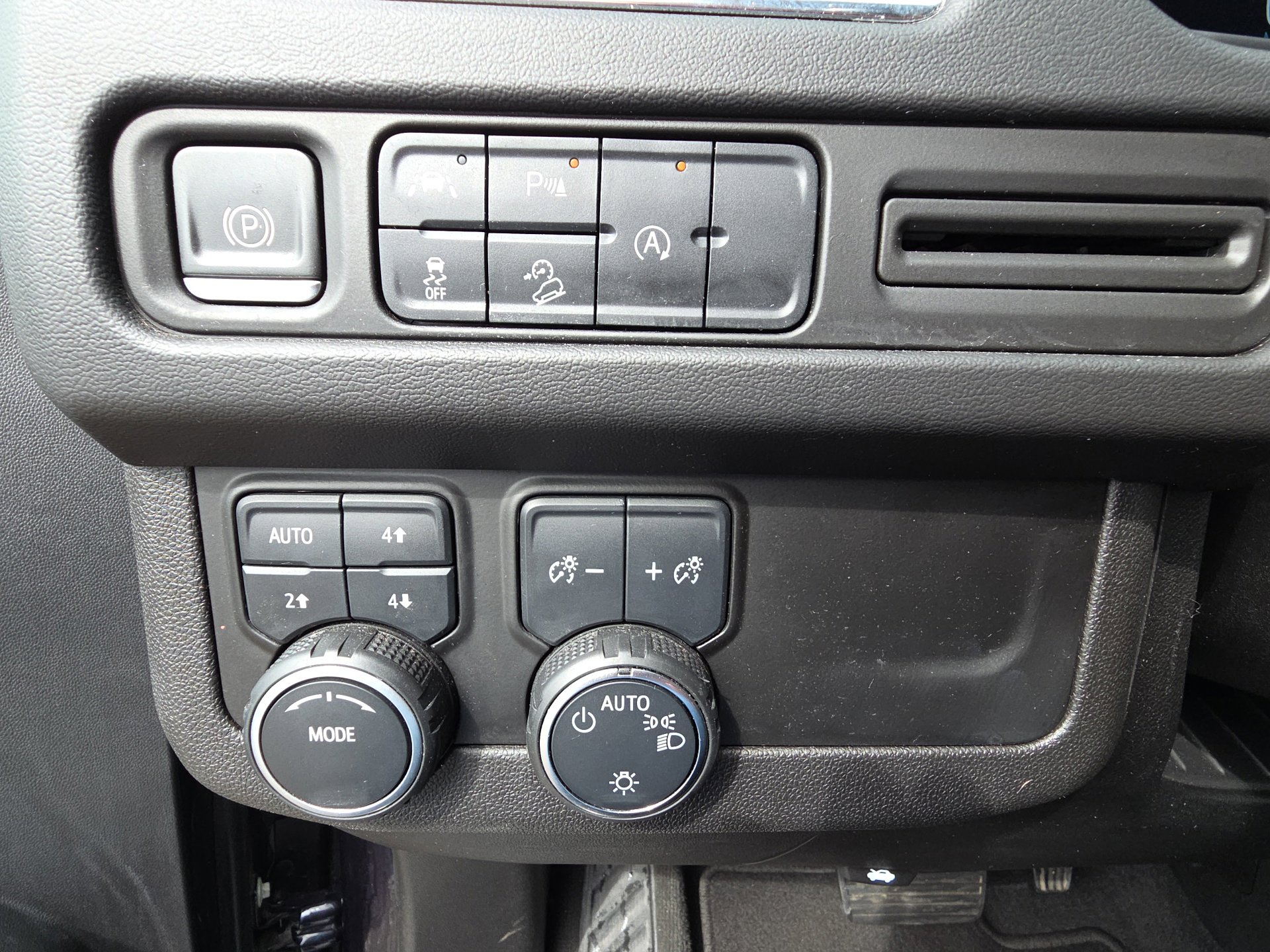 Used 2023 Chevrolet Suburban Premier image 20