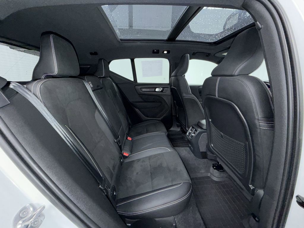 Used 2023 Volvo XC40 Recharge Ultimate image 17