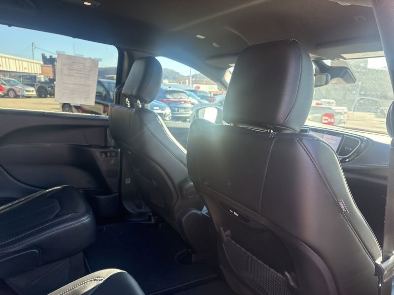 Used 2026 Chrysler Pacifica Select image 9