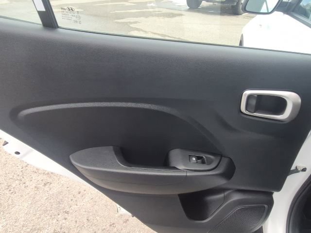 Used 2023 Hyundai Venue SE image 12