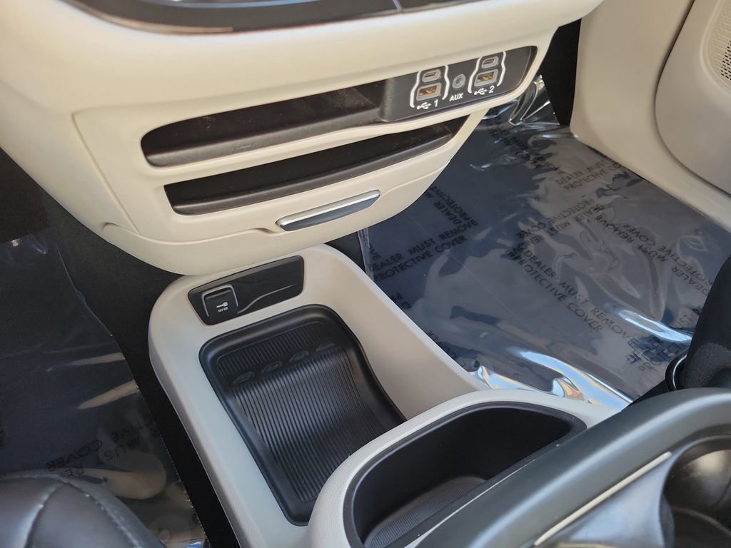 Used 2024 Chrysler Pacifica Touring-L image 14