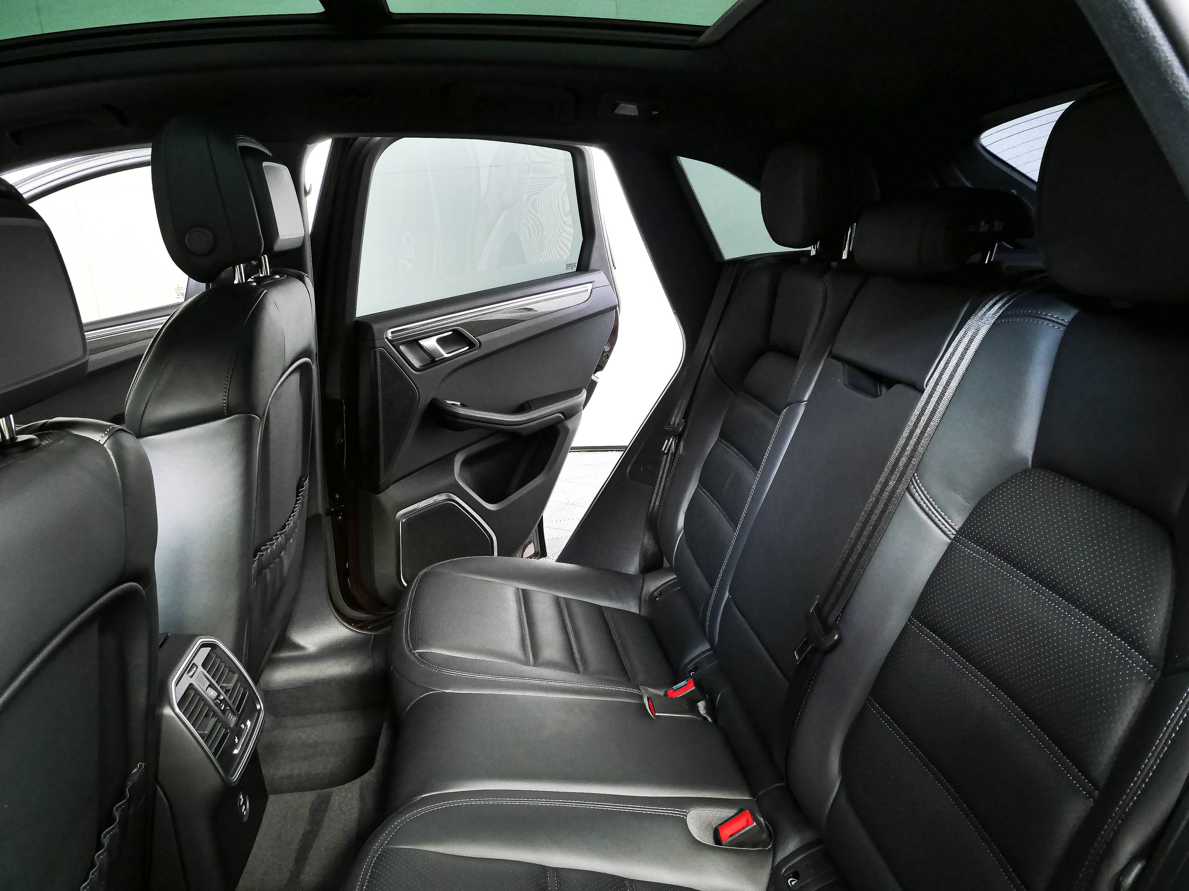 Certified 2024 Porsche Macan GTS AWD/4WD image 21
