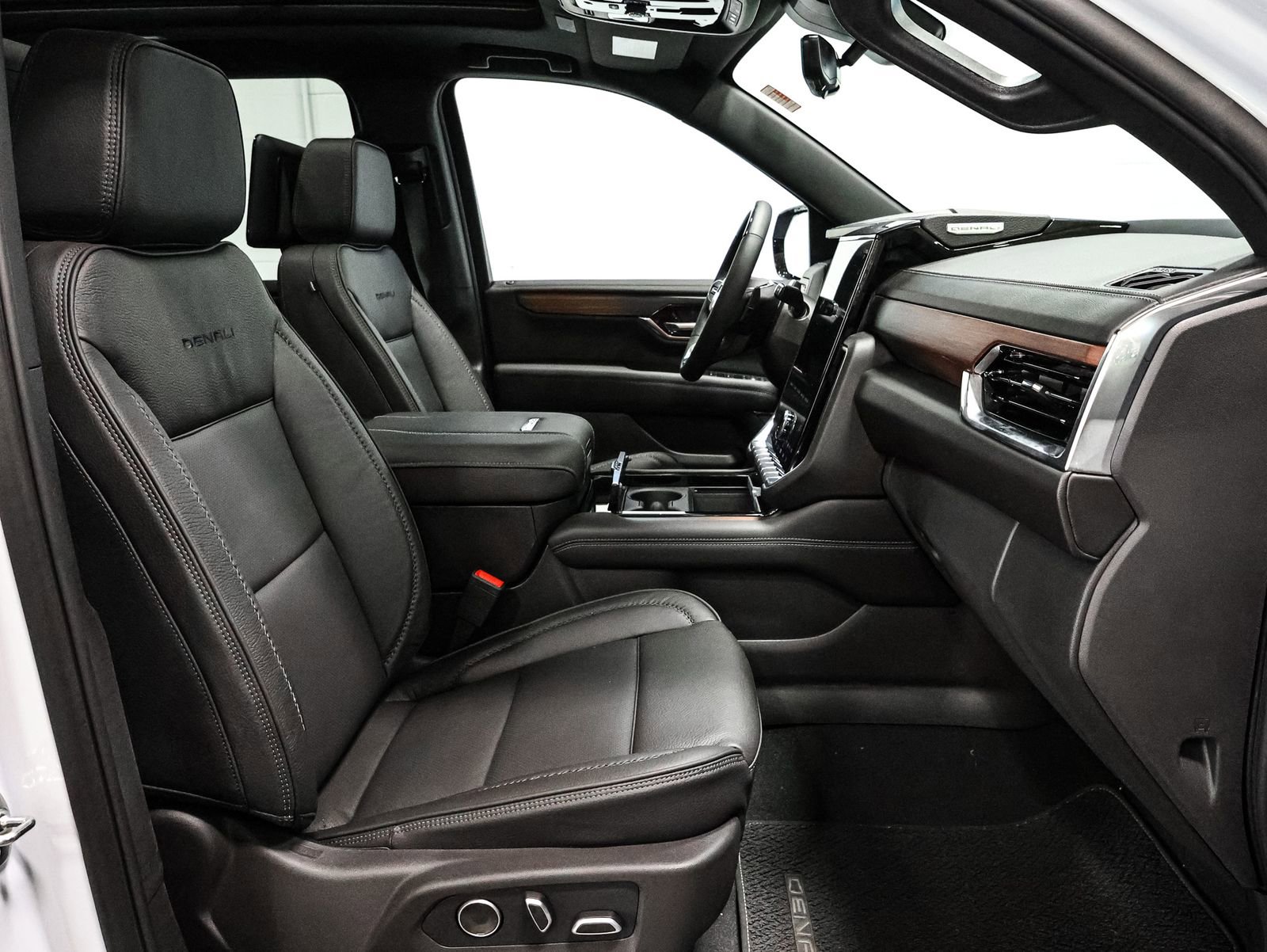 New 2026 GMC Yukon XL Denali w/ Denali Reserve Package image 23