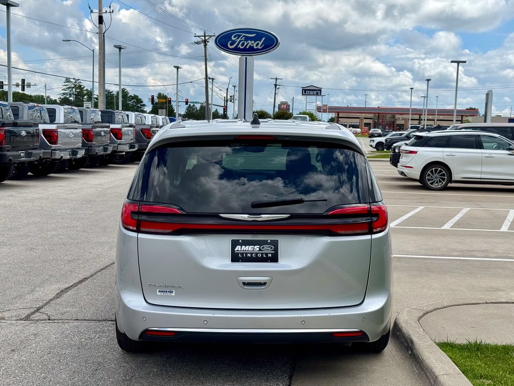 Used 2024 Chrysler Pacifica Touring-L FWD image 5