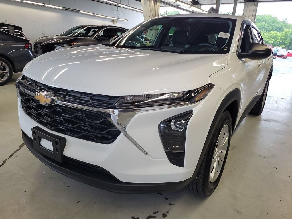 Used 2024 Chevrolet Trax LS FWD image 1