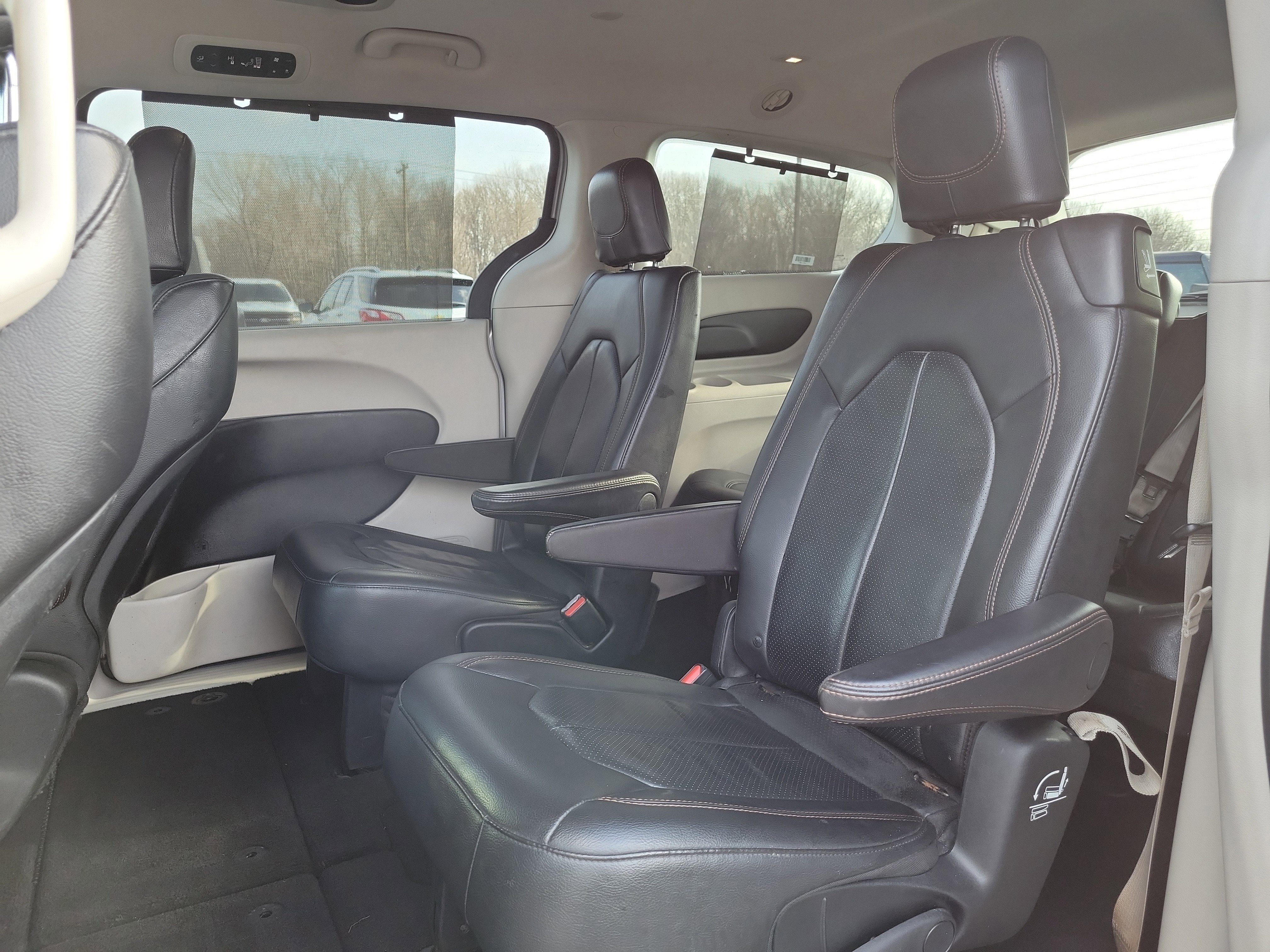Used 2018 Chrysler Pacifica Touring-L image 9