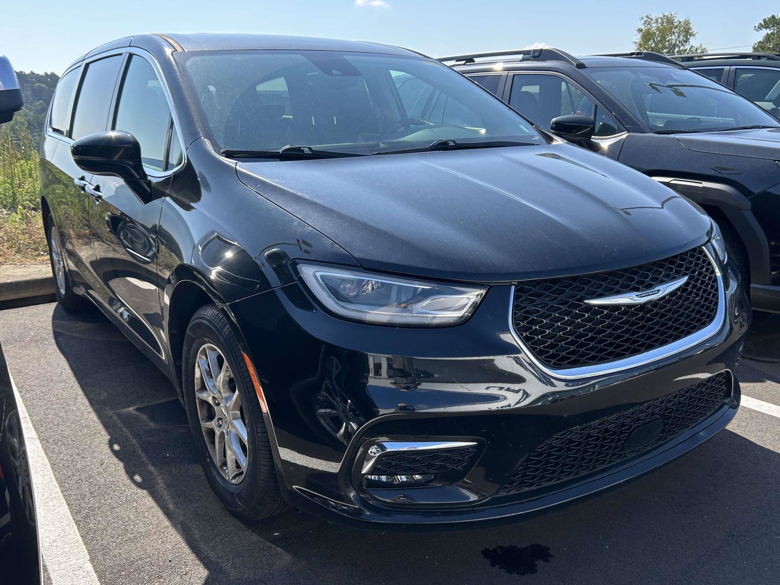 Used 2024 Chrysler Pacifica Touring-L FWD image 1
